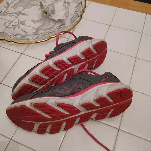 Under armour Micro G Assert IV EUC - Picture 2 of 8